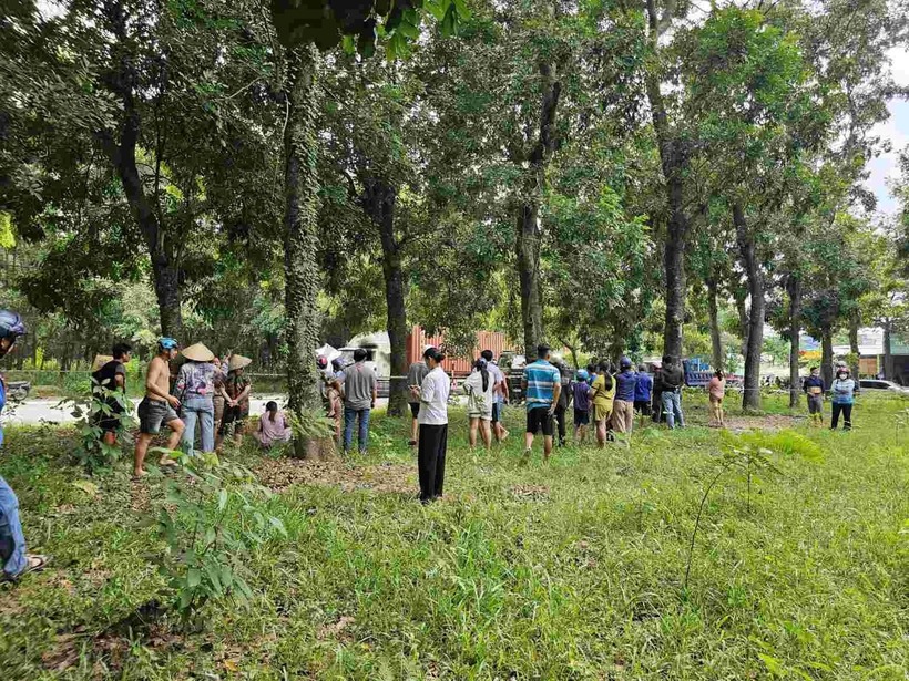 Người dân theo dõi cơ quan chức năng xử lý vụ việc. (Ảnh: Lao động)