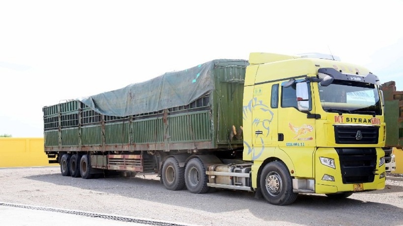 Xe tải chở hàng hóa vượt tải trọng bị lực lượng chức năng xử phạt và hạ tải theo quy định. Ảnh: Nhân Dân