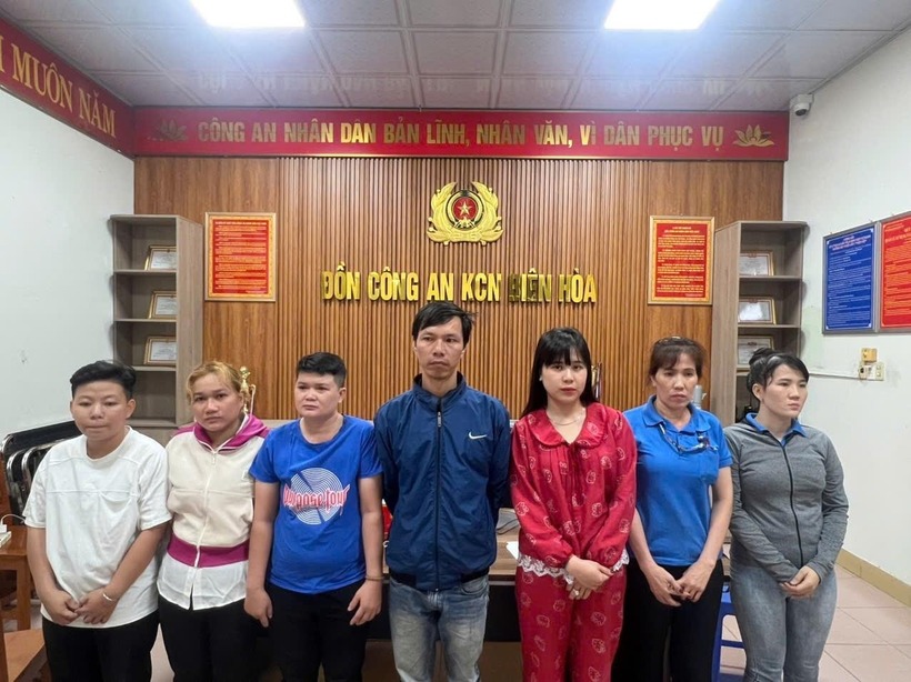 7 đối tượng liên quan tại cơ quan công an. Ảnh: Báo Lao Động.