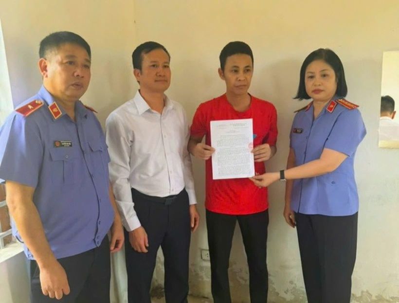 Ông Đỗ Mạnh Tăng, Chánh án TAND tỉnh Hưng Yên cùng ông Nguyễn Văn Viện, Viện trưởng VKSND tỉnh Hưng Yên trao các quyết định cho bị cáo Thái Khắc Thành. Ảnh: Thanh Niên