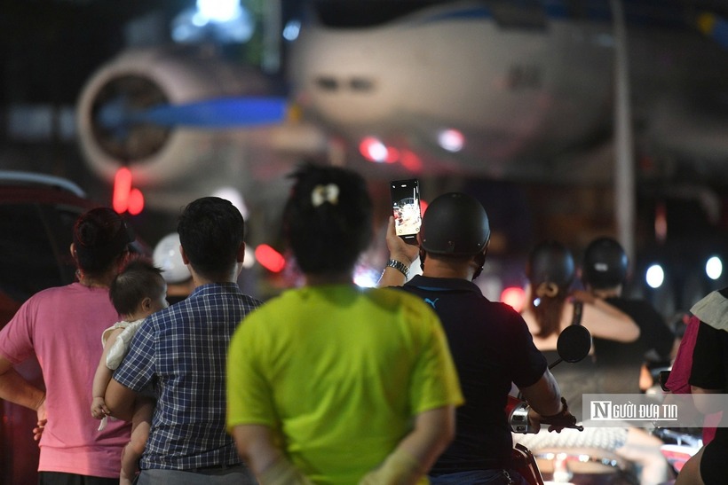 Chuyên cơ từng chở Bác Hồ xuất hiện trên đường phố Hà Nội - 10