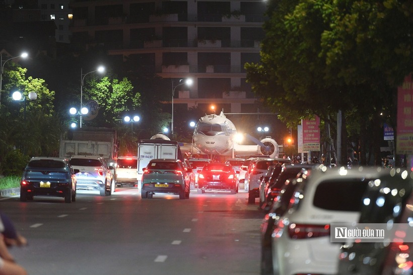 Đến 1 giờ sáng 15/8, công tác vận chuyển hoàn tất, IL-14 VN-C482 được đưa vào vị trí trưng bày tại Trung tâm Hội chợ Triển lãm Quốc gia.