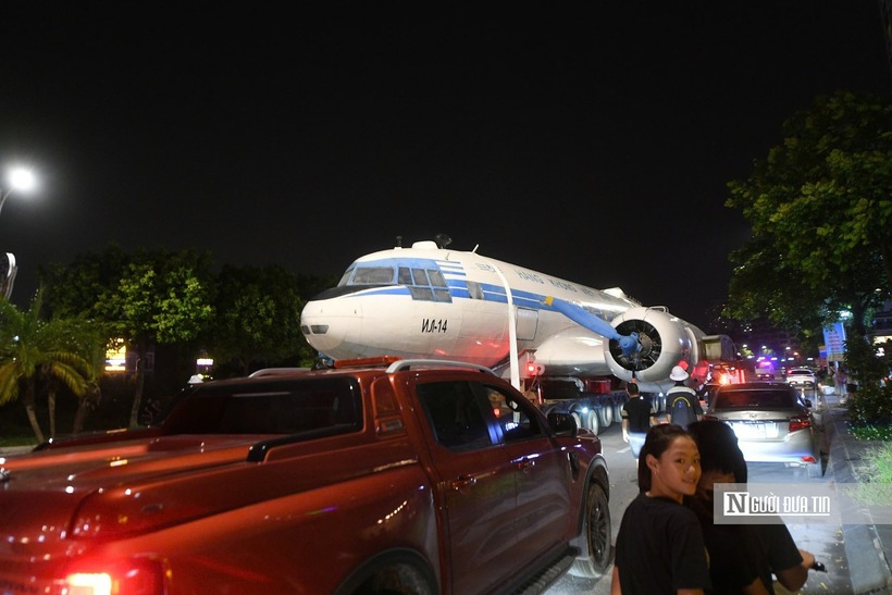 Nội thất máy bay được thiết kế chuyên biệt, gồm giường nghỉ, bàn làm việc, ghế ngồi, khu vệ sinh, đáp ứng yêu cầu an toàn và tiện nghi trong các chuyến công tác. Trong chiến tranh, Đội bay IL-14 của Trung đoàn 919 từng có lúc lên tới 13 chiếc, thực hiện nhiều nhiệm vụ vận tải hành khách, hàng hóa, bay quốc tế, huấn luyện và vận tải quân sự, góp phần quan trọng vào khôi phục kinh tế miền Bắc và phục vụ chiến trường miền Nam. Sau ngày đất nước thống nhất, Đoàn bay 919 tiếp tục khai thác IL-14 phục vụ tái thiết đất nước và các nhiệm vụ quốc phòng, cho đến khi đội bay hoàn thành sứ mệnh vào năm 1981.