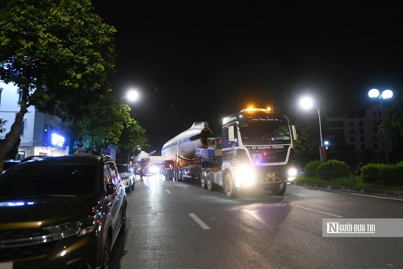 Để đưa chiếc máy bay khối lượng hàng chục tấn di chuyển trên phố, lực lượng chức năng phải dùng xe moóc siêu trường siêu trọng, di chuyển chậm rãi dưới sự dẫn đường và bảo vệ nghiêm ngặt.