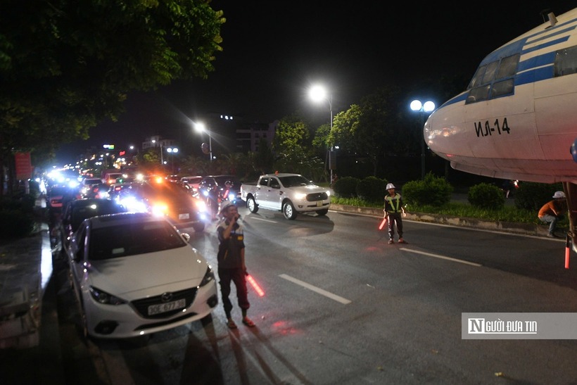 Chuyến hành trình dài gần 7km diễn ra trong sự phối hợp chặt chẽ của lực lượng công an, cảnh sát giao thông, xe dẫn đường và công nhân vận tải nhằm đảm bảo an toàn tuyệt đối.