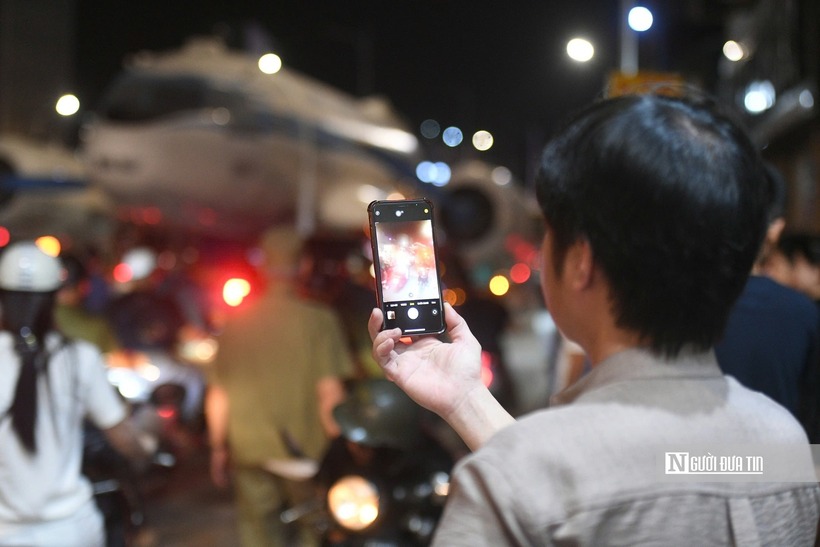 Nhiều người kiên nhẫn chờ hàng giờ để được tận mắt chứng kiến lực lượng chức năng vận chuyển máy bay chuyên cơ từng chở Bác Hồ.
