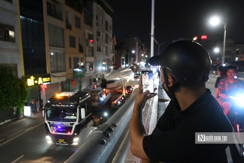 “Lúc chiếc máy bay đi ngang, ai cũng giơ máy lên chụp, quay video. Tôi muốn lưu lại hình ảnh này để sau này kể cho con cháu biết rằng Hà Nội từng có một đêm đặc biệt như vậy”, anh Nguyễn Sơn, ở Hải Phòng nói.