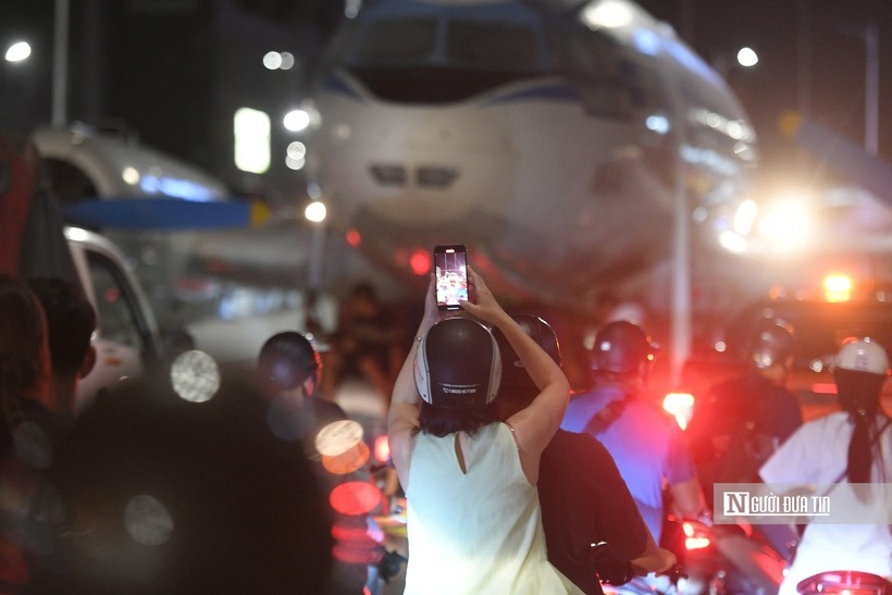 Nhiều người dân đã đi theo đoàn xe để chiêm ngưỡng, ghi lại hình ảnh chiếc máy bay đặc biệt này.