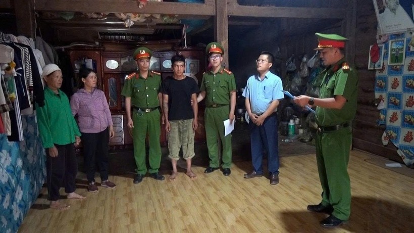 Đối tượng Lý Văn Phúc (áo đen) bị khởi tố tội sử dụng trái phép chất ma túy theo luật mới. (Ảnh: Công an)