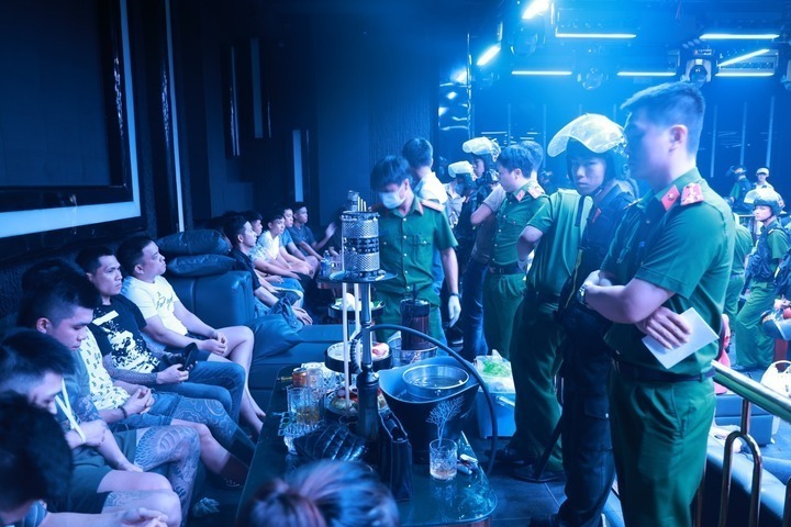 Lực lương công an cũng xác định 52 người có dấu hiệu của tội “Tổ chức sử dụng trái phép chất ma túy” tại 2 cơ sở. Ảnh: VTC News