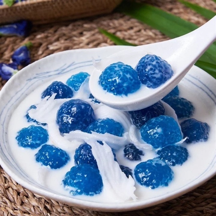 Nước của hoa đậu biếc có nhiều ứng dụng trong thực phẩm. Ảnh: Thanh niên Việt