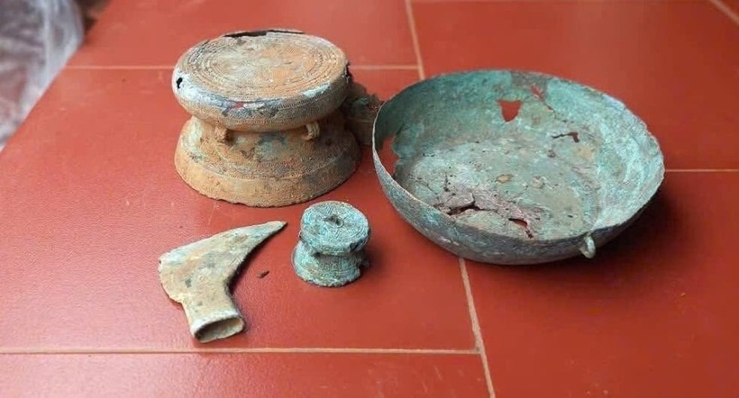 Trong lúc làm vườn, một lão nông ở Phú Thọ phát hiện 2 trống đồng, một chiếc rìu đồng đầu vuông và một dụng cụ đựng bằng đồng. Ảnh: Dân Việt