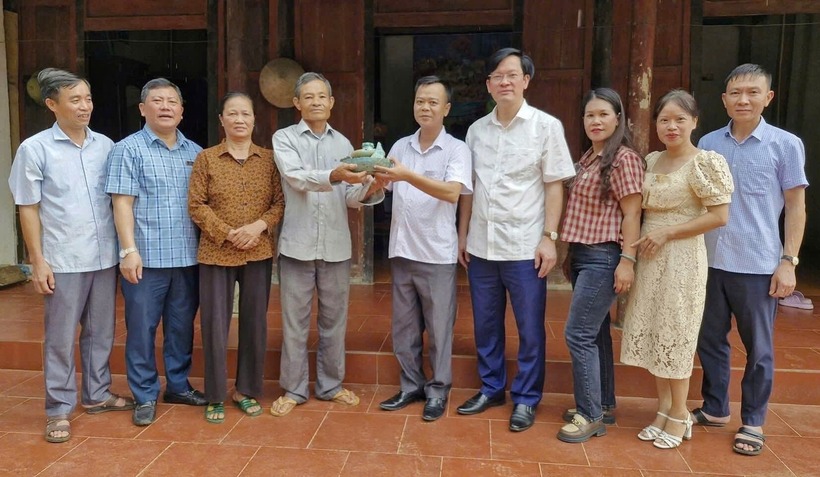 Ông Nguyễn Hữu Long bàn giao cổ vật cho chính quyền địa phương. Ảnh: Tiền Phong