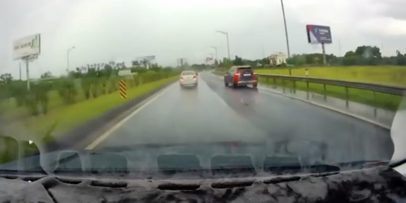 Hình ảnh ô tô con 99B-136.xx đi lùi trên cao tốc Hà Nội - Thái Nguyên. Ảnh cắt từ clip