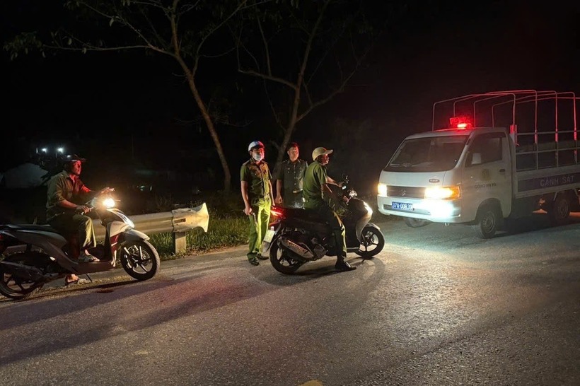 Lực lượng chức năng chốt chặn, truy tìm phạm nhân bỏ trốn khỏi Trạm tạm giam số 6. Ảnh: Lao động