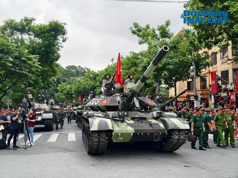 Ngắm đoàn xe tăng, pháo binh hào hùng tiến về quảng trường Ba Đình tổng hợp luyện diễu binh - 1