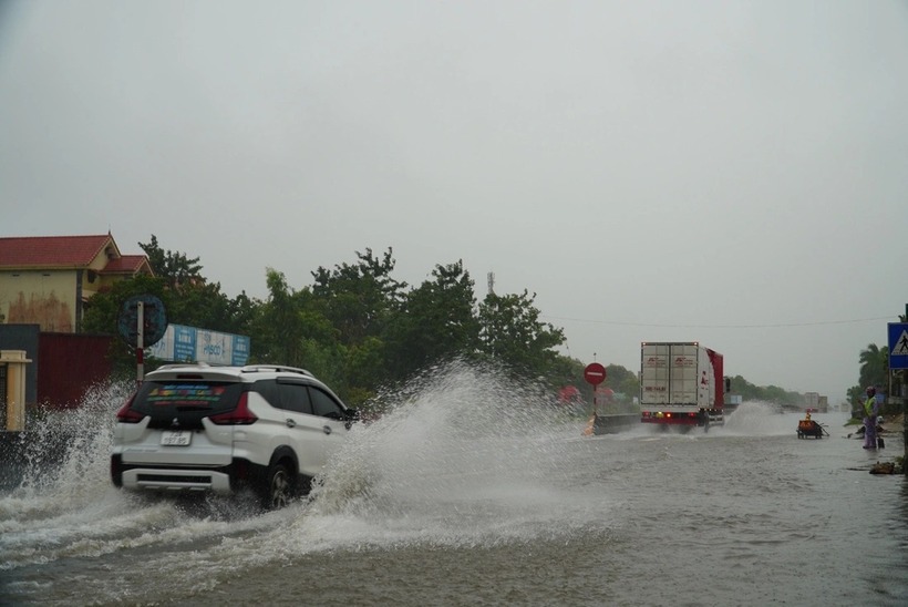 Một điểm ngập trên quốc lộ 1 đoạn phía Bắc tỉnh Quảng Trị. Ảnh: Tuổi Trẻ