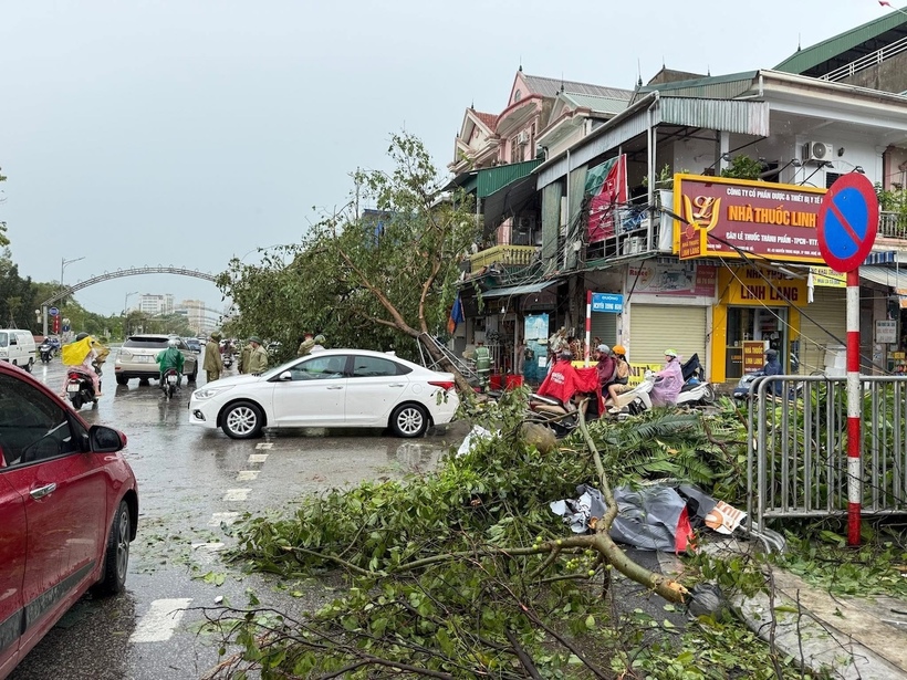 Lực lượng chức năng TP.Vinh khắc phục hậu quả do bão số 5 gây ra