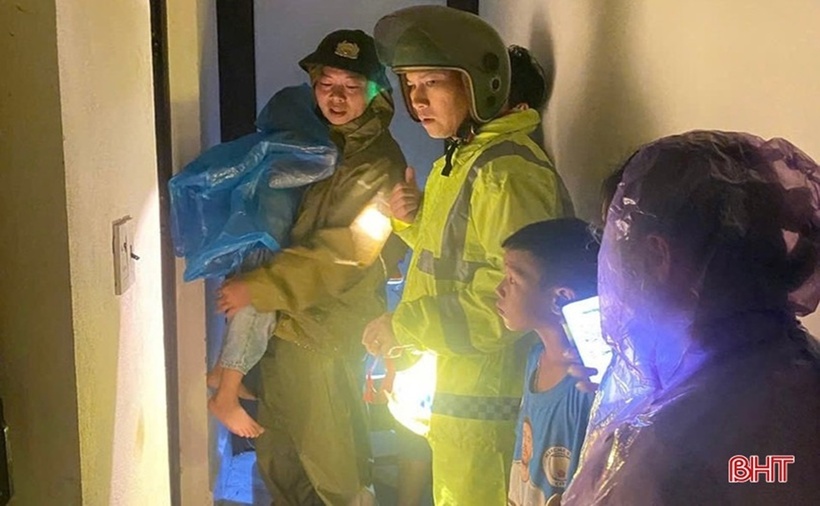 Lực lượng Công an xã Đông Kinh đưa người dân đến nơi an toàn. (Ảnh: Báo Hà Tĩnh)