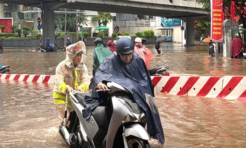 Tuyến đường Huỳnh Thúc Kháng nhiều phương tiện bị chết máy. Lực lượng Cảnh sát Giao thông đã có mặt để hỗ trợ các tài xế.