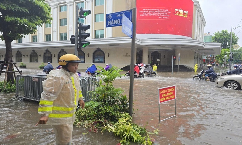 Khu vực ngã tư Hàng Bài - Hai Bà Trưng ngập đến nửa bánh xe.