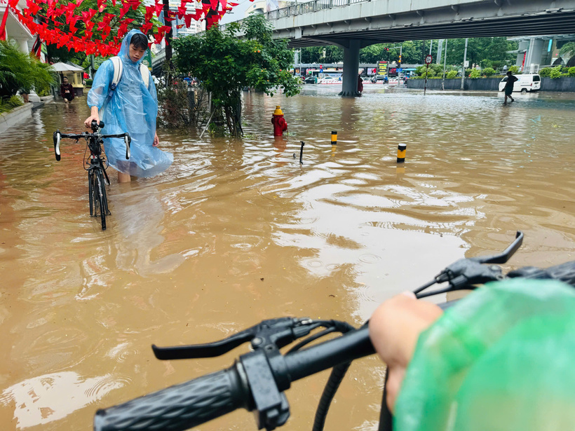 Hà Nội: Do anh hưởng của bão số 5, giao thông nhiều tuyến phố ngập sâu, di chuyển khó khăn - 4