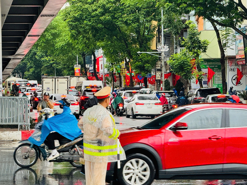 Khu vực Láng Hạ - Lê Văn Lương lực lượng CSGT đang căng mình phân luồng.