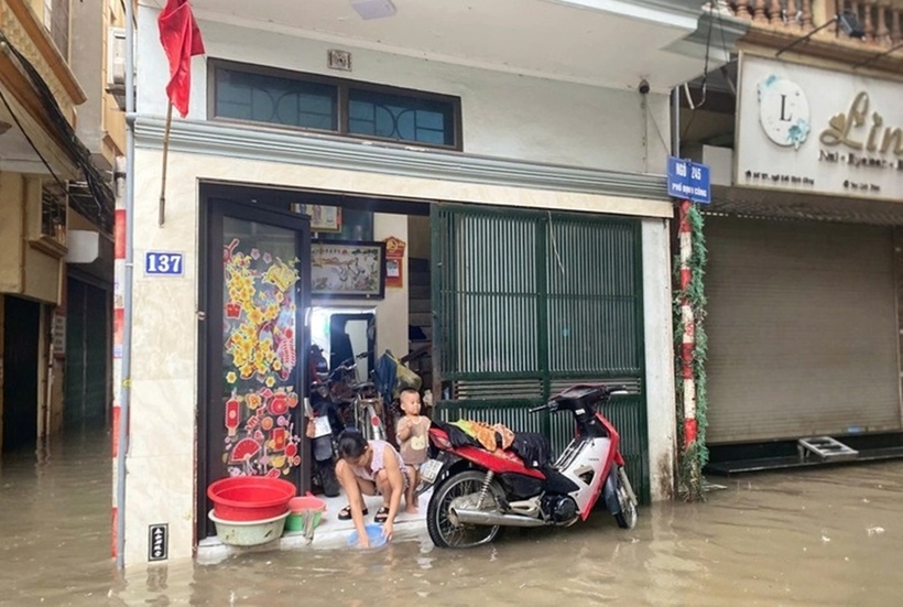 Một số ngõ ngách ở phường Định Công, Hà Nội nước lên cao gần tràn vào nhà. (Ảnh: Tuổi trẻ)