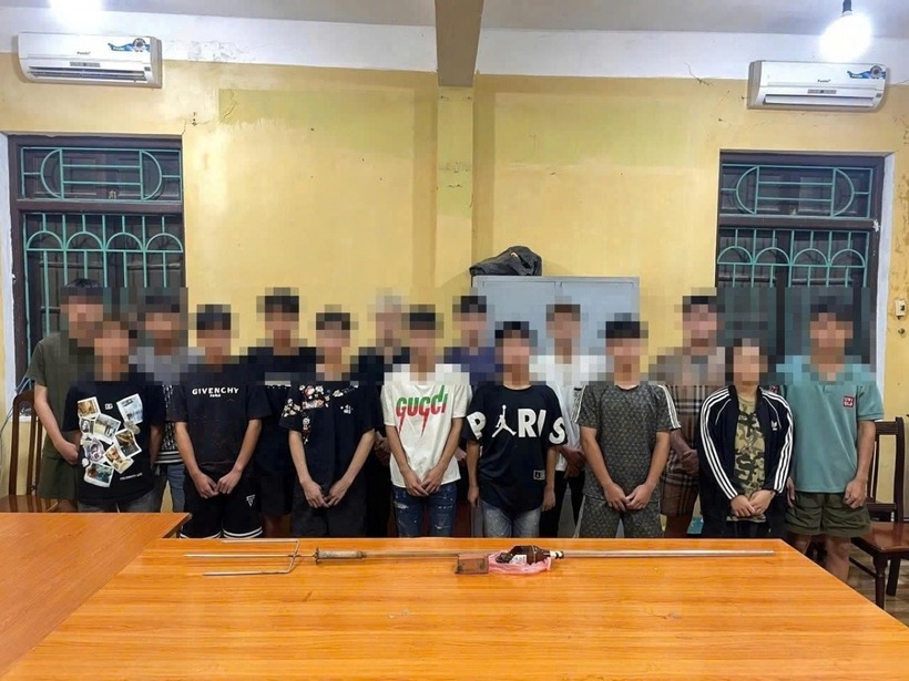 Các đối tượng bị tạm giữ cùng tang vật. Ảnh: VOV