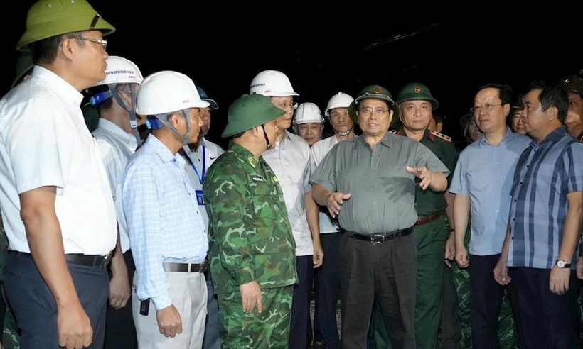 Thủ tướng Phạm Minh Chính kiểm tra công tác ứng phó bão số 5 tại các địa phương ven biển Nghệ An trong đêm 24/8. Ảnh: Báo Nghệ An