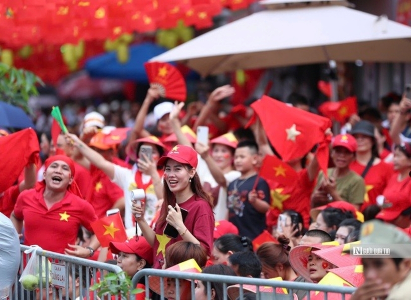 Người dân từ khắp mọi miền nô nức đổ về Hà Nội để theo dõi buổi sơ duyệt diễu binh, diễu hành tối 27/8. Ảnh: Người Đưa Tin