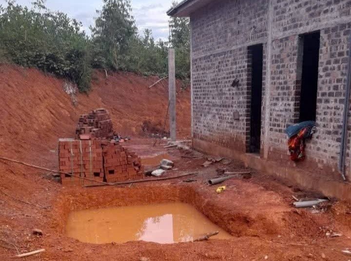 Hố nước nơi cháu bé bị rơi xuống. Ảnh: VOV