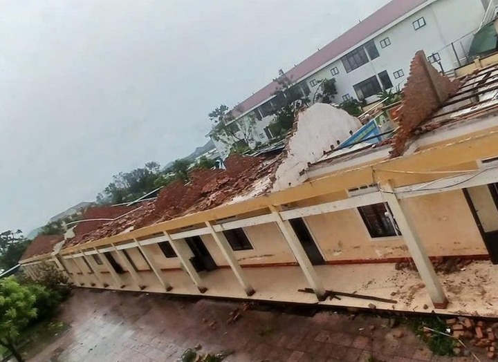 Nhiều trường học ở Hà Tĩnh bị bão số 5 tàn phá. Ảnh: VTC News
