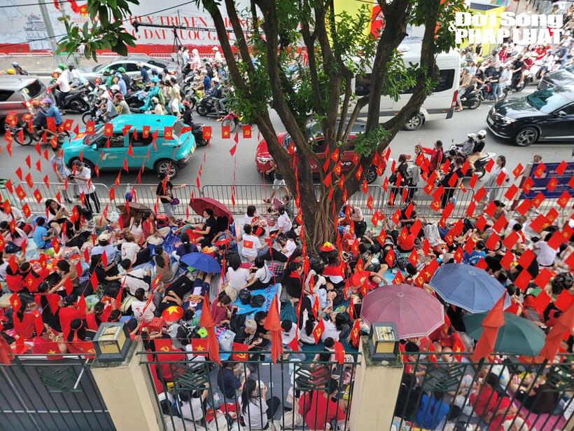 Khu vực Nguyễn Thái Học - Chu Văn An người dân cũng đến vị trí thuận lợi nhất theo dõi buổi tổng duyệt.