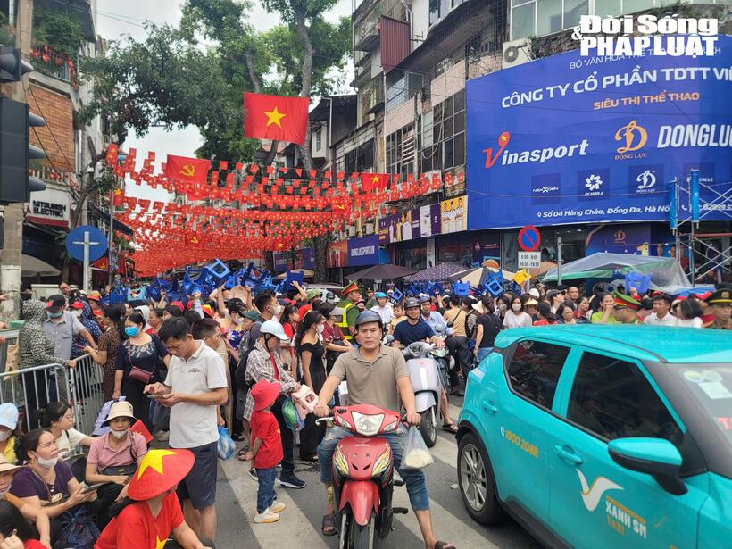 Một số gia đình cùng con nhỏ và nhóm bạn trẻ mang theo bạt, ghế nhựa, đồ ăn, nước uống... chờ qua đêm xem tổng duyệt diễu binh, diễu hành vào sáng mai 30/8.