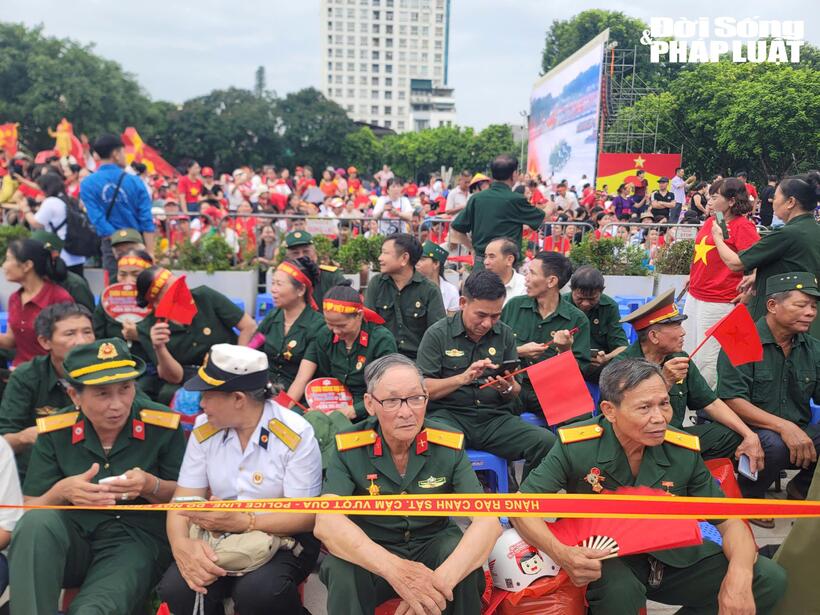 Tại khu vực Trần Phú các bác Cựu chiến binh đã ngồi vào khu vị trí ưu tiên sẵn sàng chờ theo dõi buổi tổng duyệt.