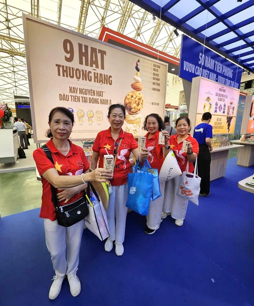 Các sản phẩm sữa thực vật không chứa lactose, không chất bảo quản, không thuốc diệt cỏ Glyphosate và được sản xuất với công nghệ xay nguyên hạt để giữ trọn dinh dưỡng của Vinamilk được giới thiệu đến mọi người. (Ảnh: Vi Nam)