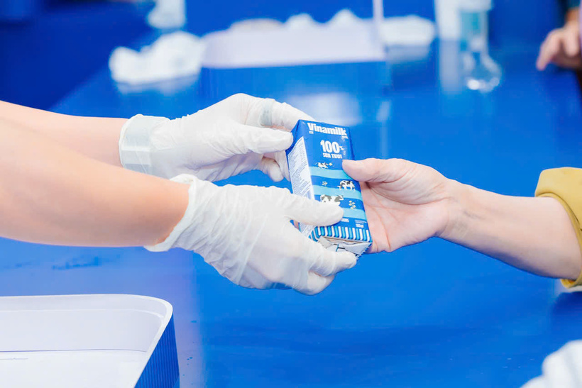 “Từ khi hình thành và suốt gần 50 phát triển Vinamilk luôn xác định sứ mệnh của mình là "Chăm sóc". Chúng tôi chăm sóc cho người dân bằng sản phẩm dinh dưỡng tốt nhất, đạt chuẩn quốc tế”- Ông Nguyễn Quang Trí, Giám đốc Điều hành Marketing Vinamilk, khẳng định. (Ảnh: Vi Nam)