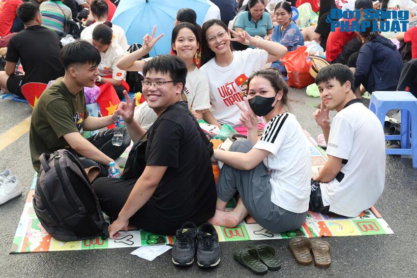 Quỳnh Anh cùng nhóm bạn của mình xuất phát từ Hải Phòng lên Hà Nội từ sáng sớm hôm nay không giấu được niềm tự hào trước buổi lễ diễu binh, diễu hành sẽ diễn ra vào sáng 2/9