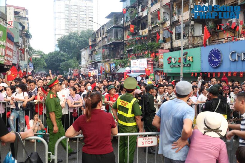 Do lượng người đổ về sớm và đông, Công an TP Hà Nội đã bắt đầu tổ chức cấm đường từ 15h ngày 1/9 nhằm đảm bảo an ninh trật tự.