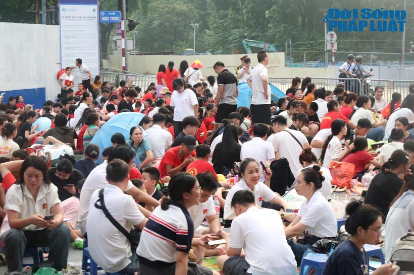 Theo ghi nhận của PV từ 16h, những chỗ sát mặt đường các khối xe pháo quân sự, công an diễu hành qua đã chật kín chỗ