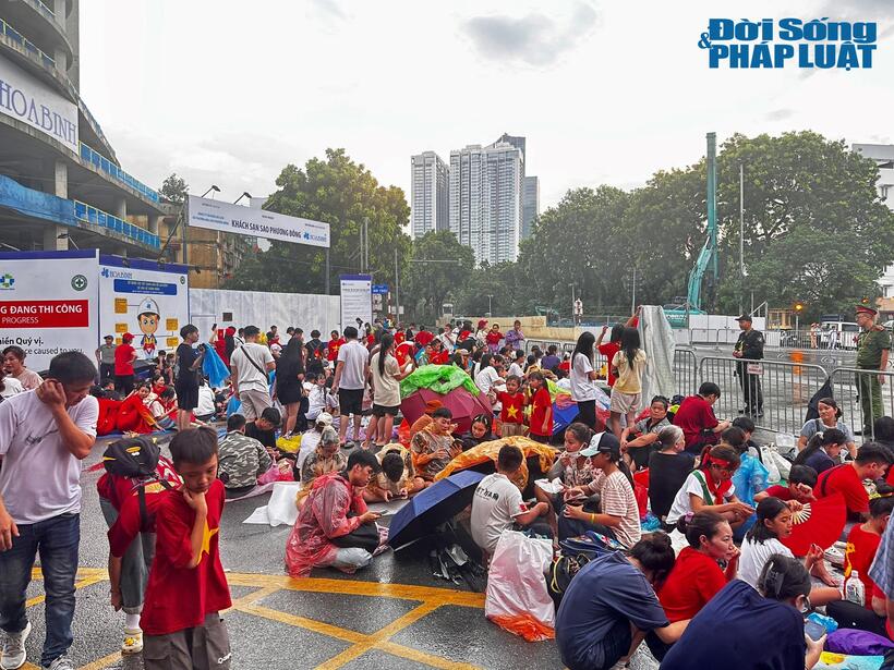 Dù trời có mưa nặng hạt, vẫn không khiến người dân nao núng