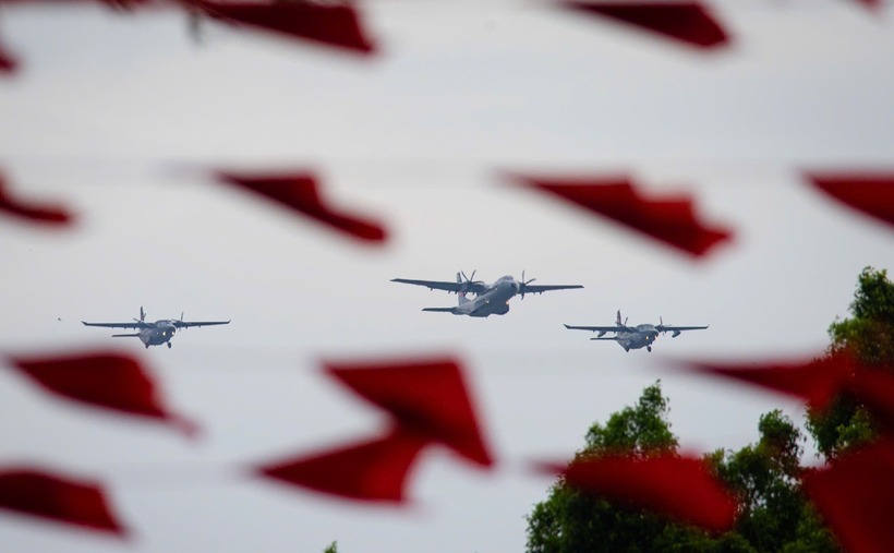 Tại sân bay Gia Lâm (Hà Nội), đội hình gồm 3 máy bay vận tải, một chiếc Casa C-295 và 2 chiếc Casa C-212 đồng loạt cất cánh, nhập đội hình, bay trên bầu trời khu vực Quảng trường Ba Đình.