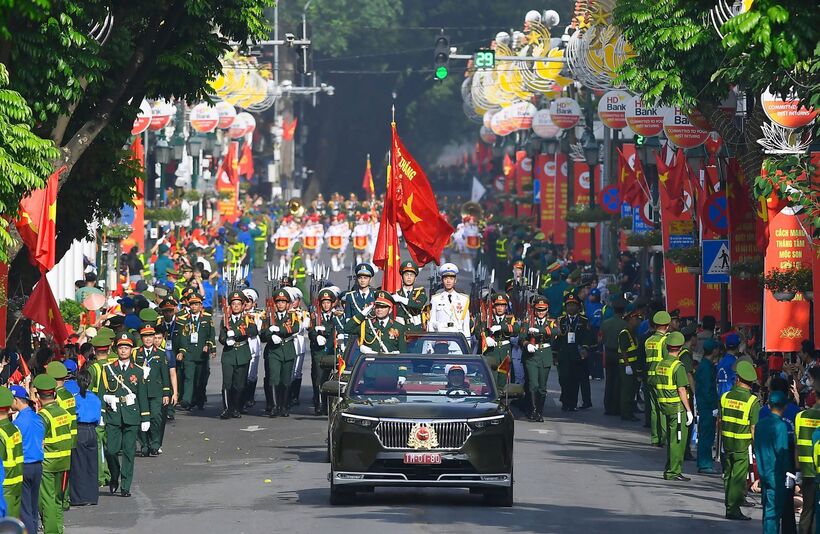Hàng vạn người dân đã có mặt tại những tuyến đường trung tâm để tận mắt chứng kiến khoảnh khắc lịch sử.