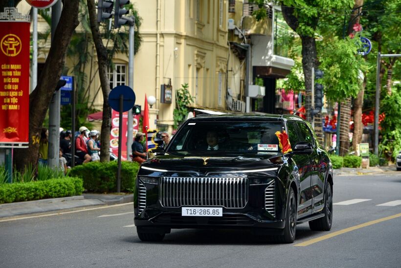 Chiếc Lạc Hồng 900 LX làm nhiệm vụ đưa đón nguyên thủ quốc tế. Với nhiều người, việc VinFast có thể sản xuất những sản phẩm công nghệ đẳng cấp cao nhất là minh chứng cho nội lực của VinFast cũng như ngành công nghiệp ô tô Việt.