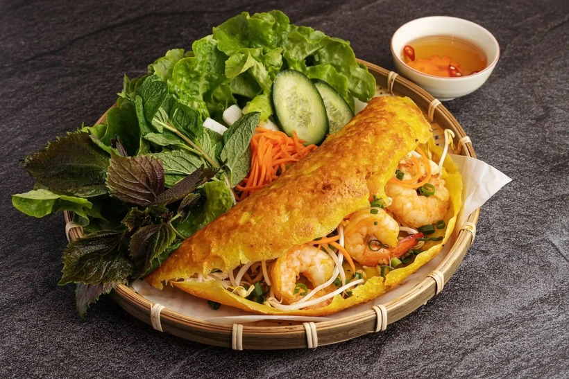 Bánh xèo nổi lên như một đặc sản dân dã, hấp dẫn và quen thuộc.