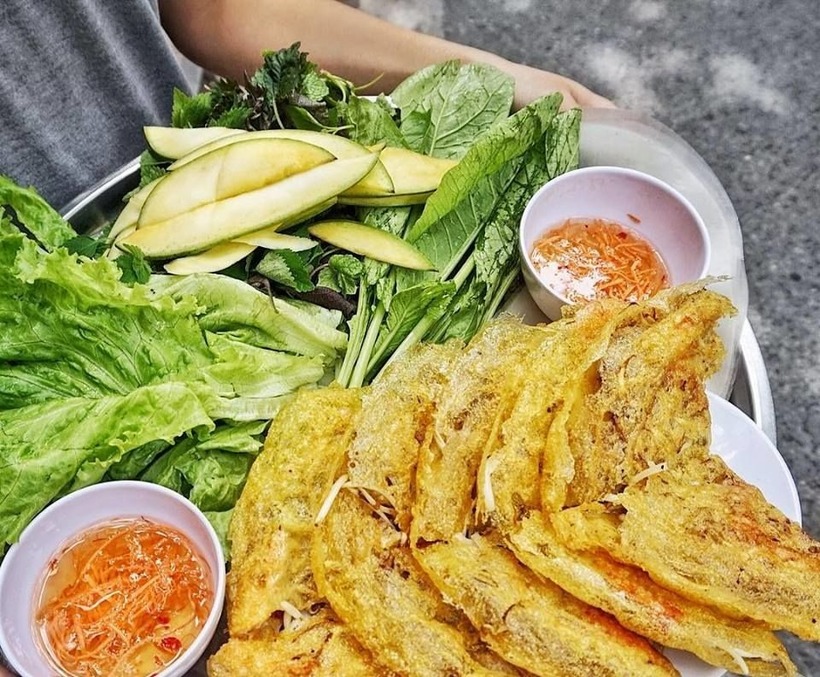 Vỏ bánh được làm từ bột gạo tươi, giòn vàng, nhân bên trong là tôm tươi sống.