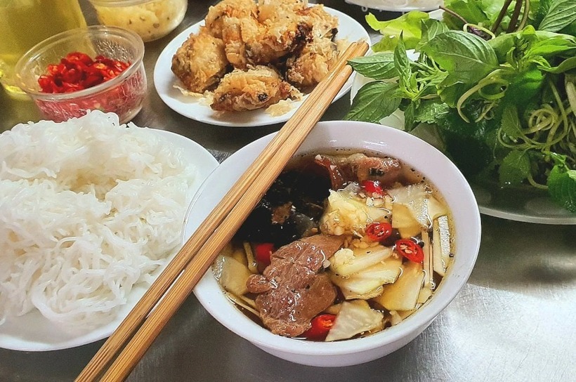 Bún chả là một trong những tinh hoa ẩm thực của Hà Nội, với hương vị đậm đà, thơm lừng và hấp dẫn khó cưỡng.