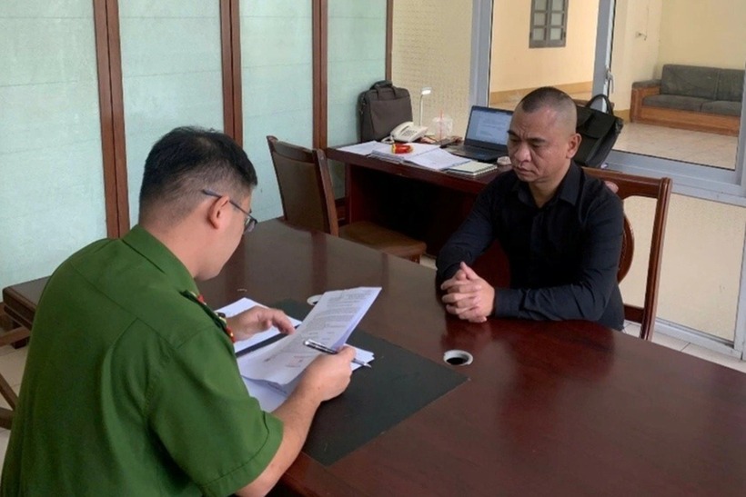 Cơ quan CSĐT Công an tỉnh Quảng Ninh tống đạt các quyết định tố tụng đối với bị can Nguyễn Tuấn Đạt. Ảnh: Dân trí