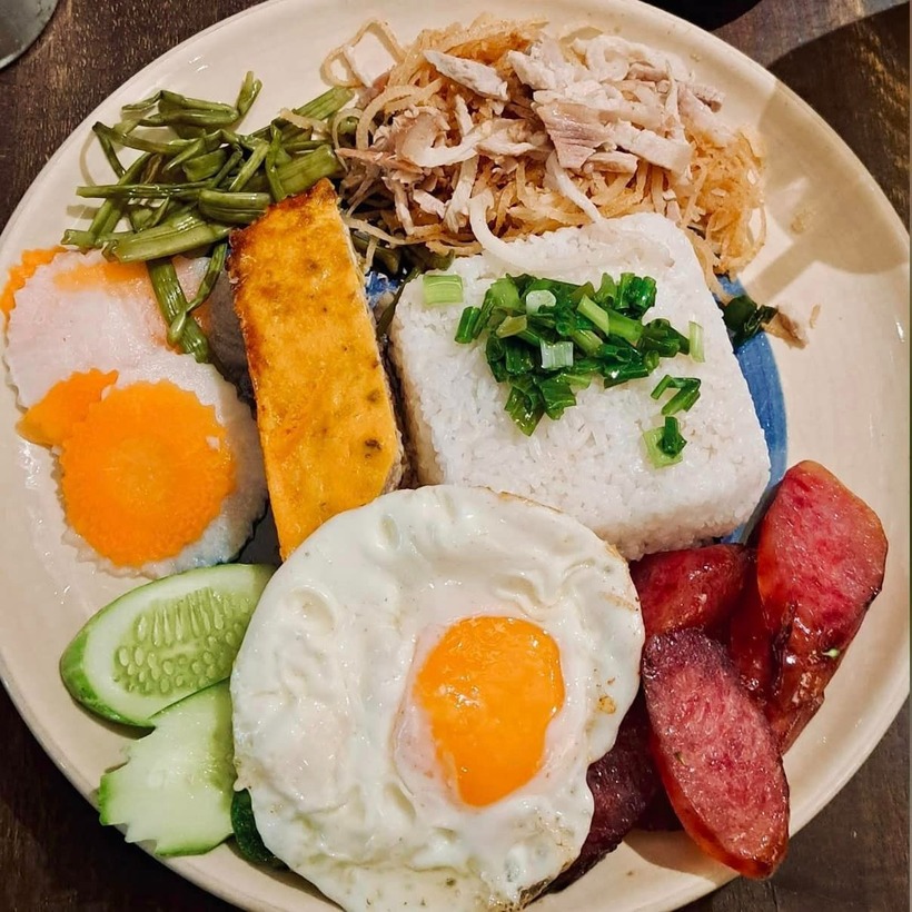 Nếu bạn muốn thưởng thức cơm tấm TP.HCM chuẩn vị đừng quên ghé cơm tấm Mộc.